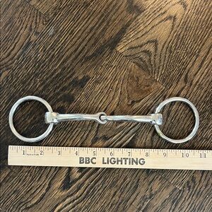 Loose snaffle horse bit O ring